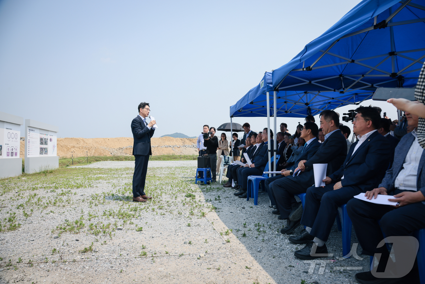 (세종=뉴스1) = 이재명 더불어민주당 대통령 후보 직속 국토공간혁신위원회 총괄선대위원장인 김경수 전 지사가 27일 국회 세종의사당 예정 부지에서 국토공간의 대전환 정책발표 기자회 …