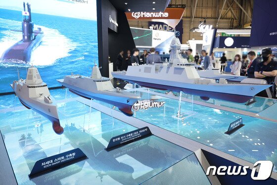 본문 이미지 - 2023년 6월 부산 벡스코에서 열린 제13회 국제해양방위산업전&#40;MADEX&#41;에 전시된 한화오션의 울산급 호위함 등 최첨단 전투함 함정모형&lt;자료사진&gt;&#40;한화오션 제공&#41;. 2023.6.7/뉴스1