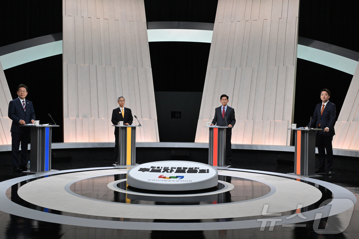 (서울=뉴스1) 국회사진기자단 = 이재명 더불어민주당 대통령 후보(왼쪽부터), 권영국 민주노동당 대통령 후보, 김문수 국민의힘 대통령 후보, 이준석 개혁신당 대통령 후보가 27일 …