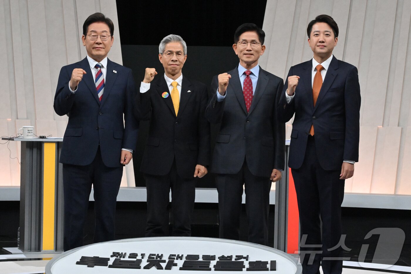 본문 이미지 - 이재명 더불어민주당 대통령 후보&#40;왼쪽부터&#41;, 권영국 민주노동당 대통령 후보, 김문수 국민의힘 대통령 후보, 이준석 개혁신당 대통령 후보가 27일 서울 마포구 상암동 MBC 스튜디오에서 진행된 정치 분야 TV토론회에 앞서 포즈를 취하고 있다. 2025.5.27/뉴스1 ⓒ News1 국회사진기자단