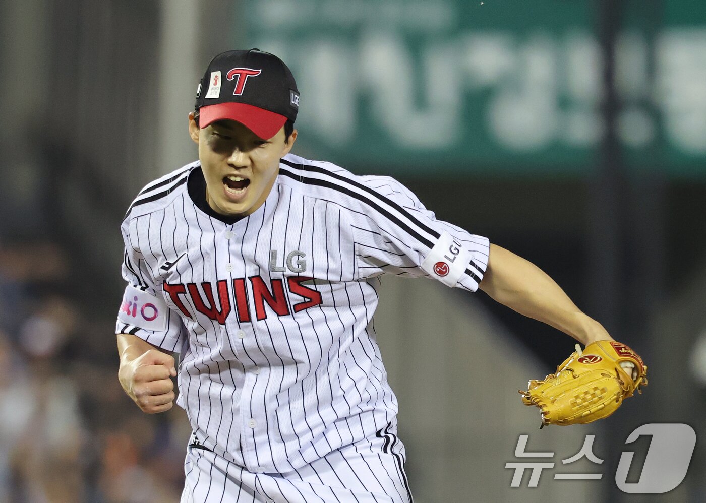 본문 이미지 - 27일 오후 서울 송파구 잠실야구장에서 열린 프로야구 '2025 신한 SOL 뱅크 KBO리그' 한화 이글스와 LG 트윈스의 경기 6회초 한화 공격 2사 1루 상황에서 LG 선발투수 임찬규가 한화 채은성을 삼진으로 잡아낸 후 마운드 위에서 포효하고 있다. 2025.5.27/뉴스1 ⓒ News1 오대일 기자