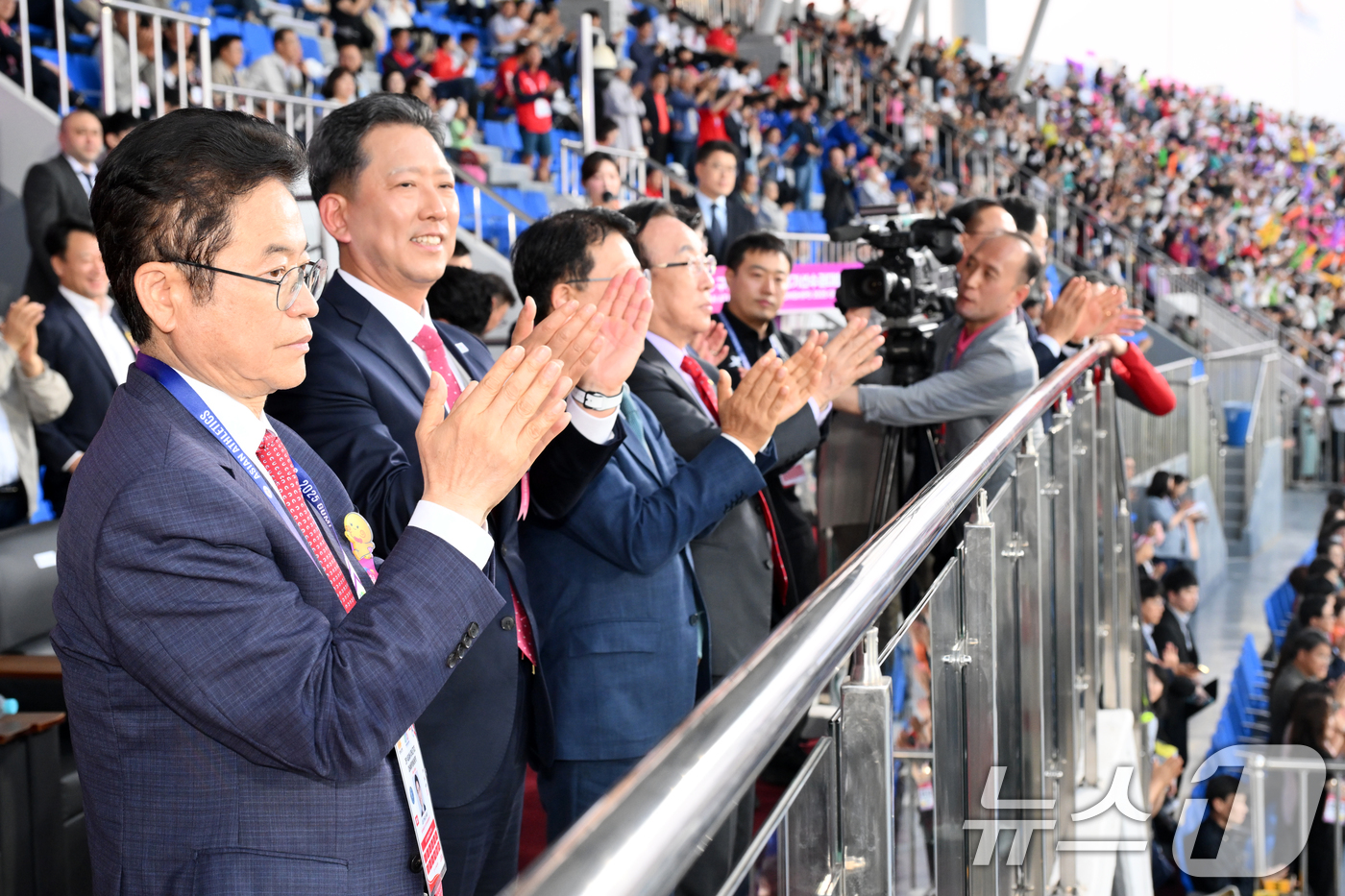 (구미=뉴스1) 최창호 기자 = 이철우 경북도지사(왼쪽)와 김장호 구미시장이 구미시민운동장에서 열린  '2025 구미아시아육상경기선수권대회' 개막식에서 선수단에게 박수를 보내고 있 …