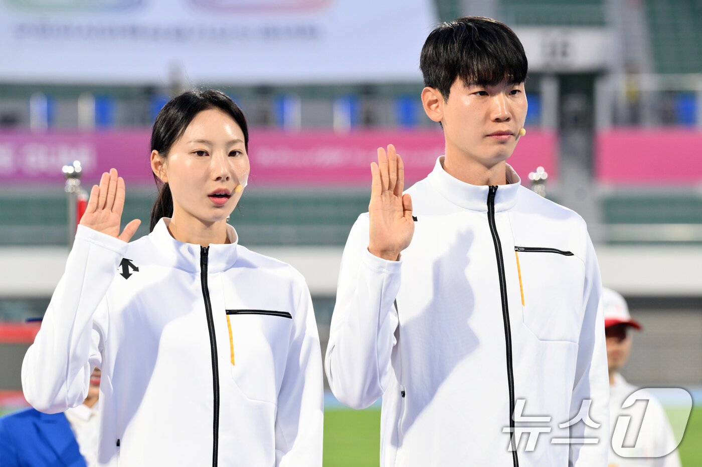 본문 이미지 - 27일 오후 경북 구미시민운동장에서 열린 '2025 구미아시아육상경기선수권대회' 개막식에서 선수 대표가 선서하고 있다. 2025.5.27/뉴스1 ⓒ News1 최창호 기자