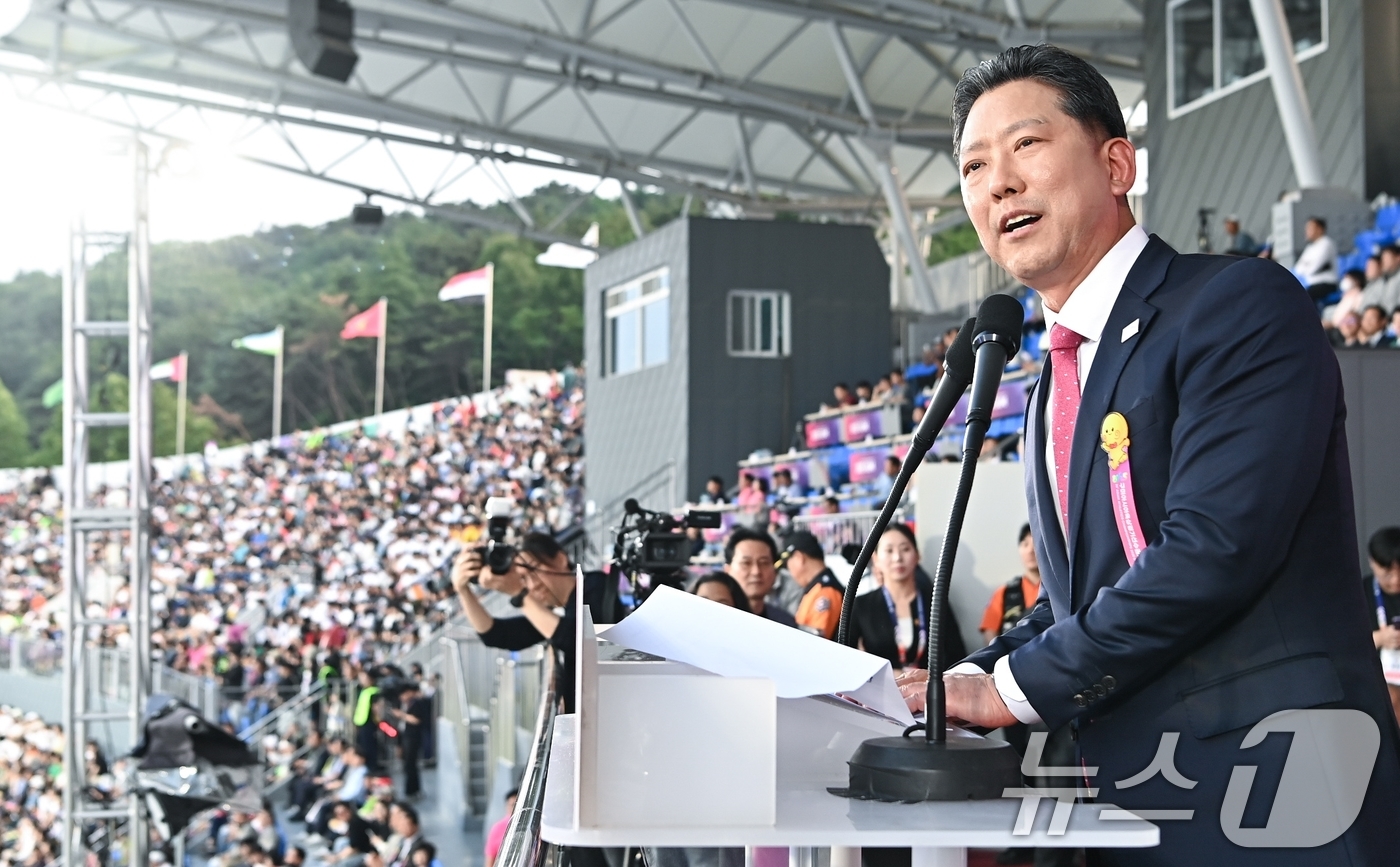 (구미=뉴스1) 정우용 기자 = 27일 열린 아시아육상경기선수권대회장 개막식에서 김장호 구미시장이 환영사를 하고 있다.43개국, 선수단 1193 명, 국제연맹 임원, 심판, 언론인 …