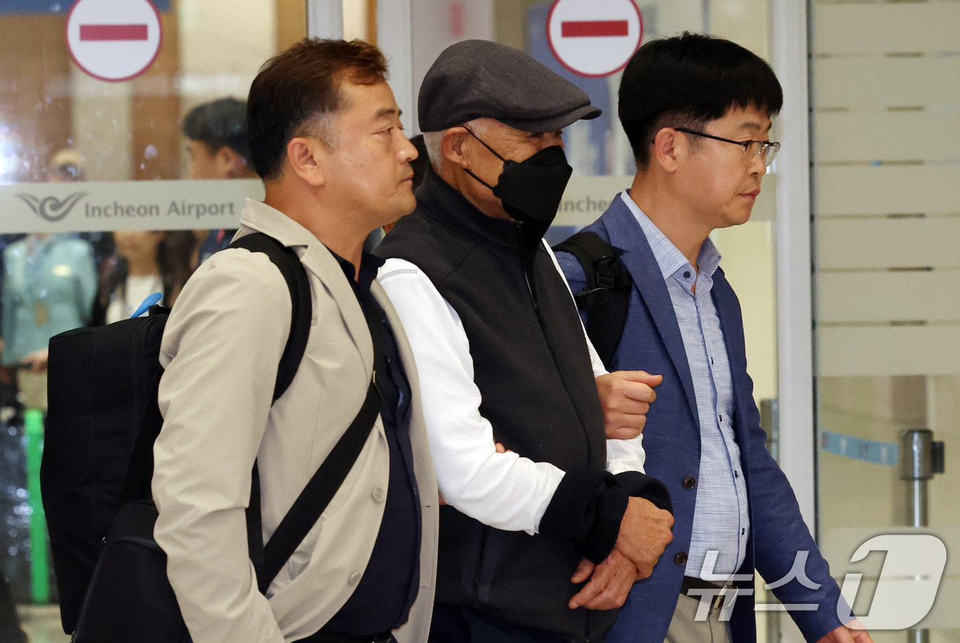 (인천공항=뉴스1) 김명섭 기자 = 허재호 대주그룹 전 회장이 27일 오후 뉴질랜드에서 구인돼 인천공항으로 송환되고 있다. 허 전 회장은 특정범죄 가중처벌 등에 관한 법률 위반(조 …