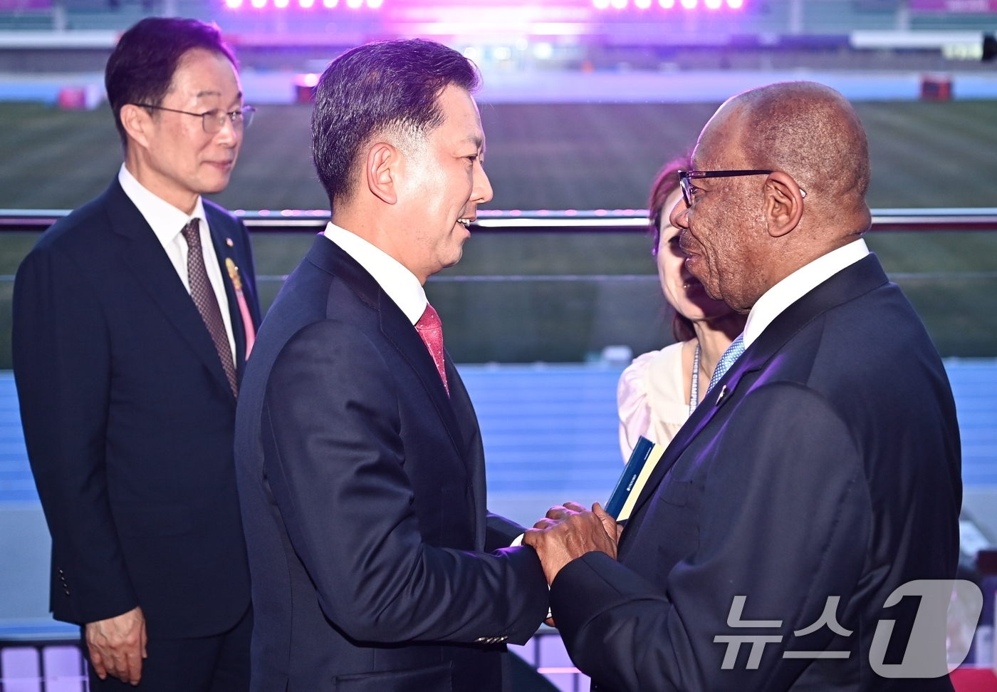 (구미=뉴스1) 정우용 기자 = 27일 열린 아시아육상경기선수권대회 개막식에 김장호 구미시장(왼쪽)이 달란 알 하마드 아시아육상경기연맹 회장과 악수를 하며 감사인사를 하고 있다.4 …