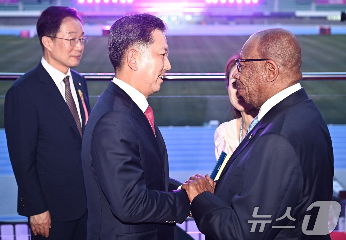 본문 이미지 - 27일 열린 아시아육상경기선수권대회 개막식에 김장호 구미시장(왼쪽)이 달란 알 하마드 아시아육상경기연맹 회장과 악수를 하며 감사인사를 하고 있다. 43개국, 선수단 1193 명, 국제연맹 임원, 심판, 언론인 등 2000여 명이 참가해 역사상 최다 인원과 국가가 참가하는 이번 대회는 오는 31일까지 닷새간 열린다. 2025.5.27/뉴스1 ⓒ News1 정우용 기자