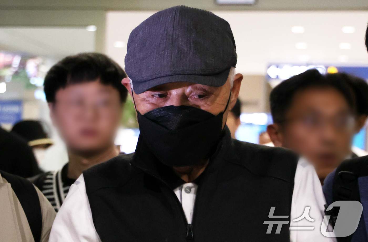(인천공항=뉴스1) 김명섭 기자 = 허재호 대주그룹 전 회장이 27일 오후 뉴질랜드에서 구인돼 인천공항으로 송환되고 있다. 허 전 회장은 특정범죄 가중처벌 등에 관한 법률 위반(조 …