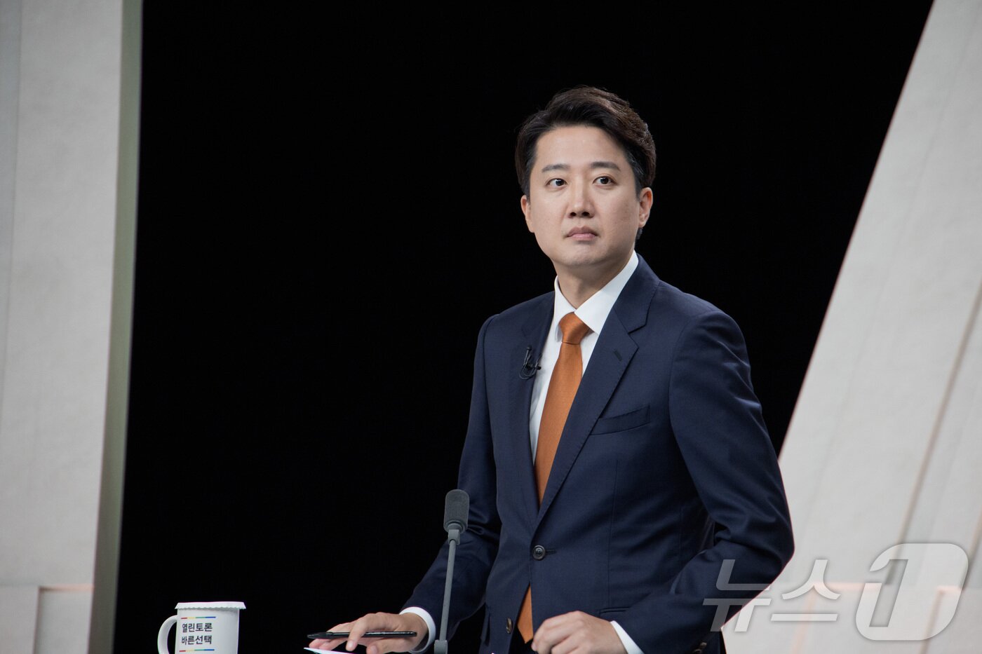 본문 이미지 - 이준석 개혁신당 대통령 후보가 27일 서울 상암 MBC스튜디오에서 열린 21대 대선후보 3차 토론회에 참석해 토론 준비를 하고 있다. 2025.5.27/뉴스1 ⓒ News1 국회사진기자단