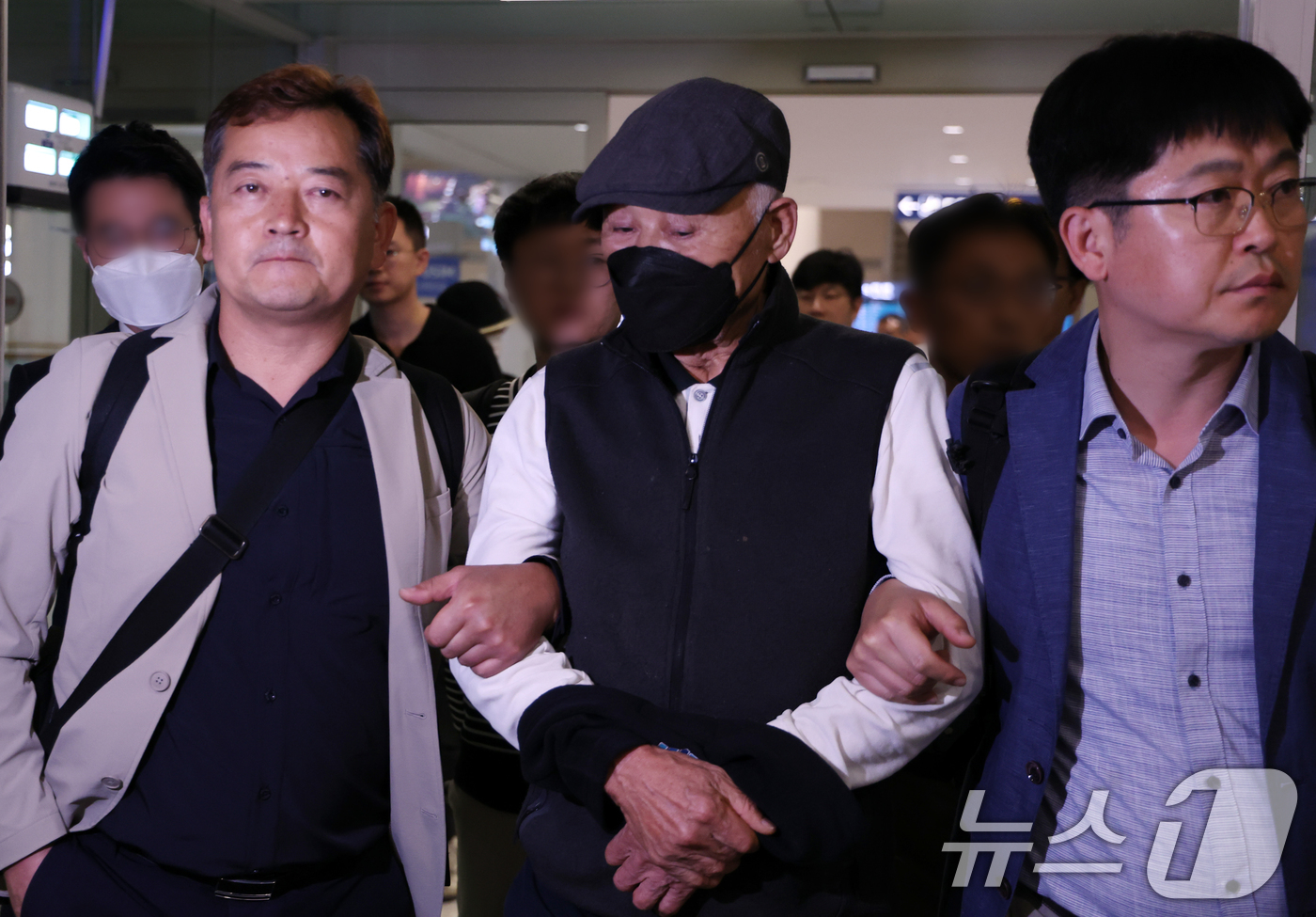 (인천공항=뉴스1) 김명섭 기자 = 허재호 대주그룹 전 회장이 27일 오후 뉴질랜드에서 구인돼 인천공항으로 송환되고 있다. 허 전 회장은 특정범죄 가중처벌 등에 관한 법률 위반(조 …