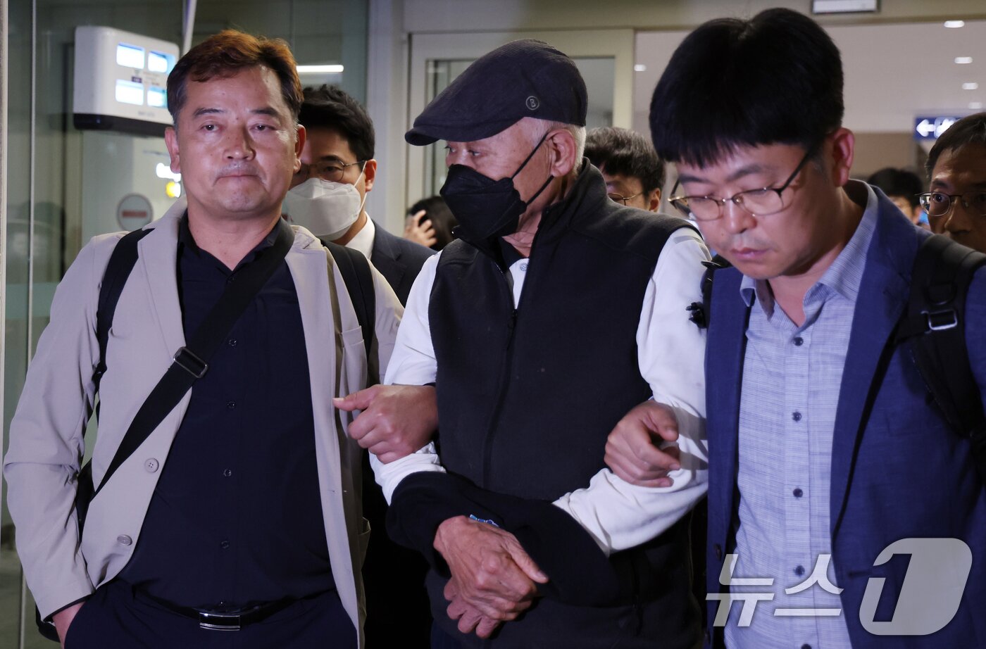 본문 이미지 - 허재호 대주그룹 전 회장이 27일 오후 뉴질랜드에서 구인돼 인천공항으로 송환되고 있다. 허 전 회장은 특정범죄 가중처벌 등에 관한 법률 위반(조세) 혐의로 기소됐다. 2025.5.27/뉴스1 ⓒ News1 김명섭 기자