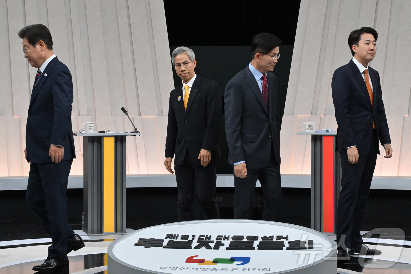 (서울=뉴스1) 국회사진기자단 = 이재명 더불어민주당 대통령 후보(왼쪽부터), 권영국 민주노동당 대통령 후보, 김문수 국민의힘 대통령 후보, 이준석 개혁신당 대통령 후보가 27일 …