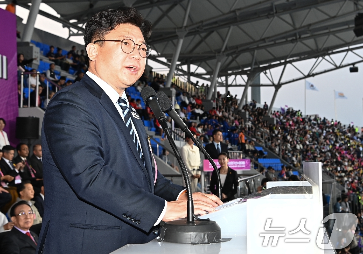 (구미=뉴스1) 정우용 기자 = 27일 열린 아시아육상경기선수권대회 개막식에서 강명구 국민의힘 의원이 축사를 하고 있다.43개국, 선수단 1193 명, 국제연맹 임원, 심판, 언론 …