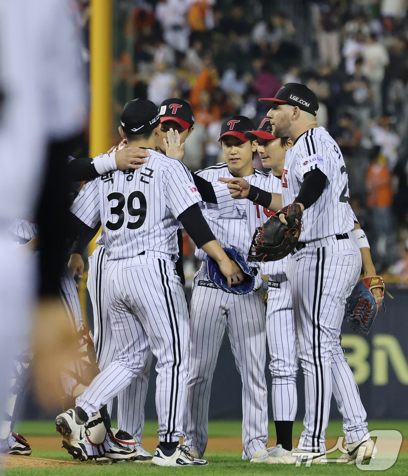 (서울=뉴스1) 오대일 기자 = 27일 오후 서울 송파구 잠실야구장에서 열린 프로야구 '2025 신한 SOL 뱅크 KBO리그' 한화 이글스와 LG 트윈스의 경기에서 2-1 신승을 …