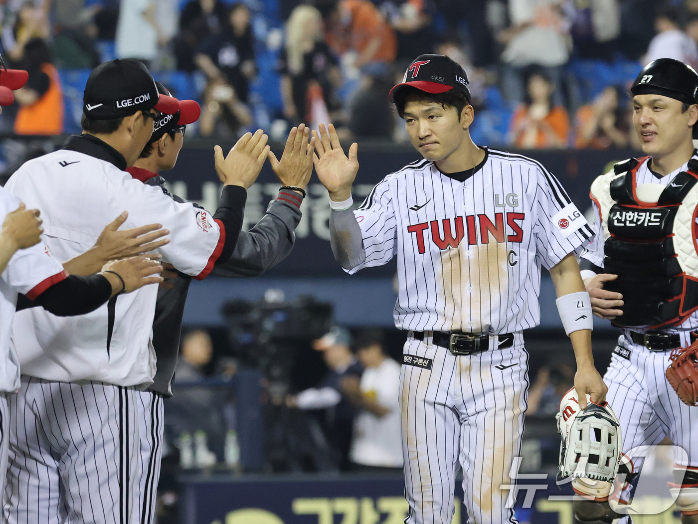 (서울=뉴스1) 오대일 기자 = 27일 오후 서울 송파구 잠실야구장에서 열린 프로야구 '2025 신한 SOL 뱅크 KBO리그' 한화 이글스와 LG 트윈스의 경기에서 호수비로 2-1 …