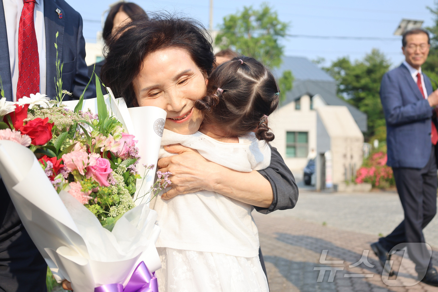 (서울=뉴스1) = 김문수 국민의힘 대통령 후보 부인 설난영 여사가 27일 전남 순천여고를 방문해 어린이와 포옹하고 있다. (국민의힘 제공. 재판매 및 DB 금지)  2025.5. …