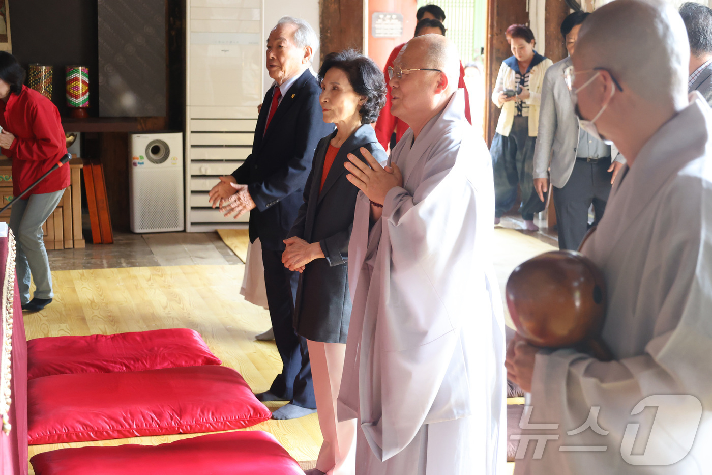 (서울=뉴스1) = 김문수 국민의힘 대통령 후보 부인 설난영 여사가 27일 전남 여수 흥국사를 방문해 절을 하고 있다. (국민의힘 제공. 재판매 및 DB 금지)  2025.5.27 …