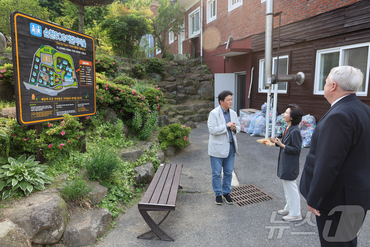 (서울=뉴스1) = 김문수 국민의힘 대통령 후보 부인 설난영 여사가 27일 전남 순천SOS어린이마을을 방문해 기관 현왕을 청취하고 있다. (국민의힘 제공. 재판매 및 DB 금지) …