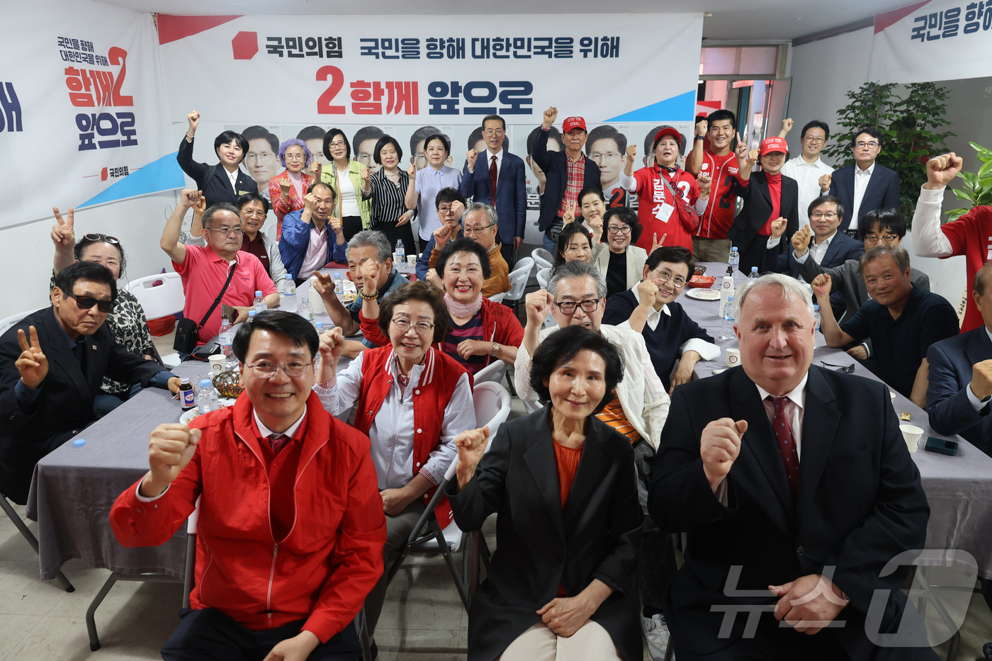 (서울=뉴스1) = 김문수 국민의힘 대통령 후보 부인 설난영 여사가 27일 전남 순천시선대위 회의에 참석해 당원들과 기념촬영을 하고 있다. (국민의힘 제공. 재판매 및 DB 금지) …