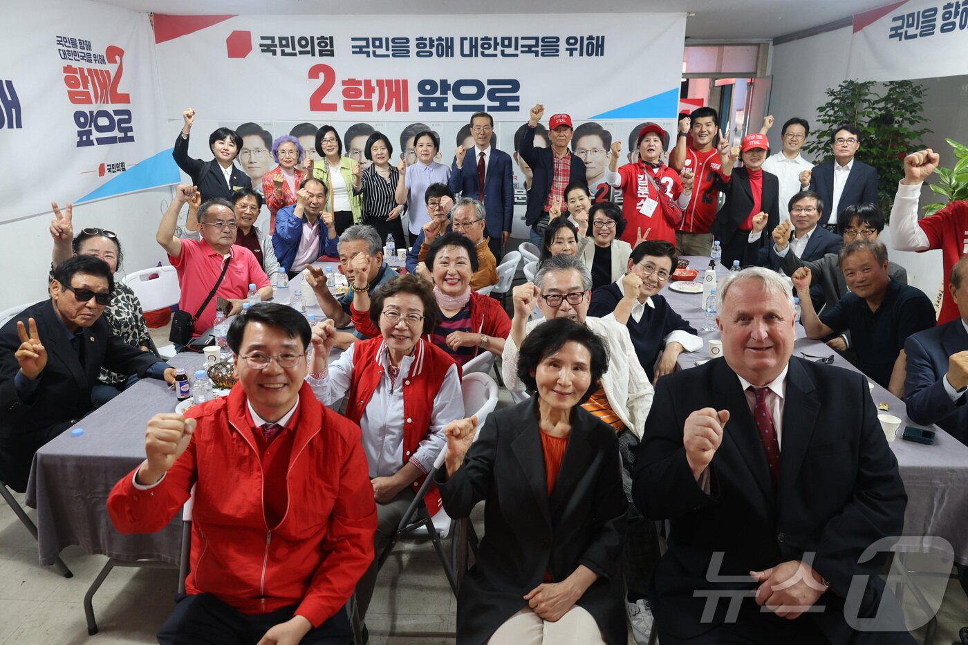 본문 이미지 - 김문수 국민의힘 대통령 후보 부인 설난영 여사가 27일 전남 순천시선대위 회의에 참석해 당원들과 기념촬영을 하고 있다. &#40;국민의힘 제공. 재판매 및 DB 금지&#41; 2025.5.27/뉴스1