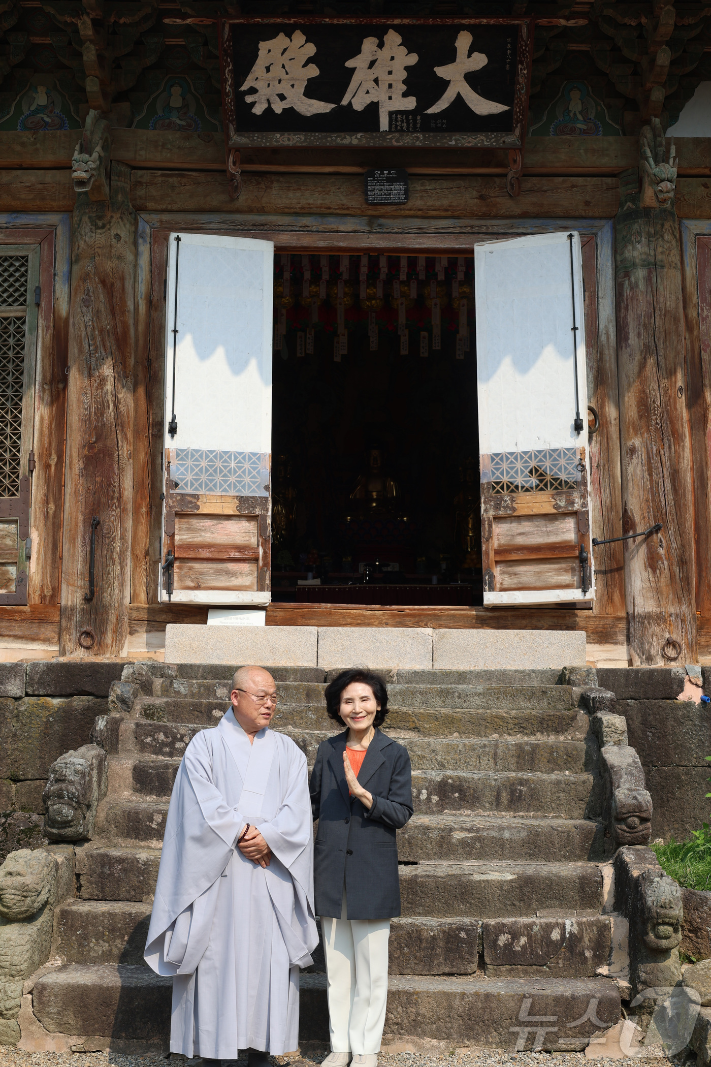 (서울=뉴스1) = 김문수 국민의힘 대통령 후보 부인 설난영 여사가 27일 전남 여수 흥국사를 방문해 주지 진만 스님과 기념촬영을 하고 있다. (국민의힘 제공. 재판매 및 DB 금 …