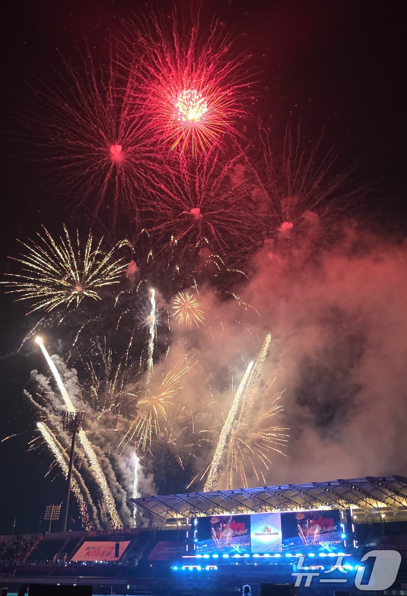 본문 이미지 - 27일 열린 아시아육상경기선수권대회 개막식에서 불꽃쇼가 펼쳐지고 있다. 43개국, 선수단 1193 명, 국제연맹 임원, 심판, 언론인 등 2000여 명이 참가해 역사상 최다 인원과 국가가 참가하는 이번 대회는 오는 31일까지 닷새간 열린다. 2025.5.27/뉴스1 ⓒ News1 정우용 기자