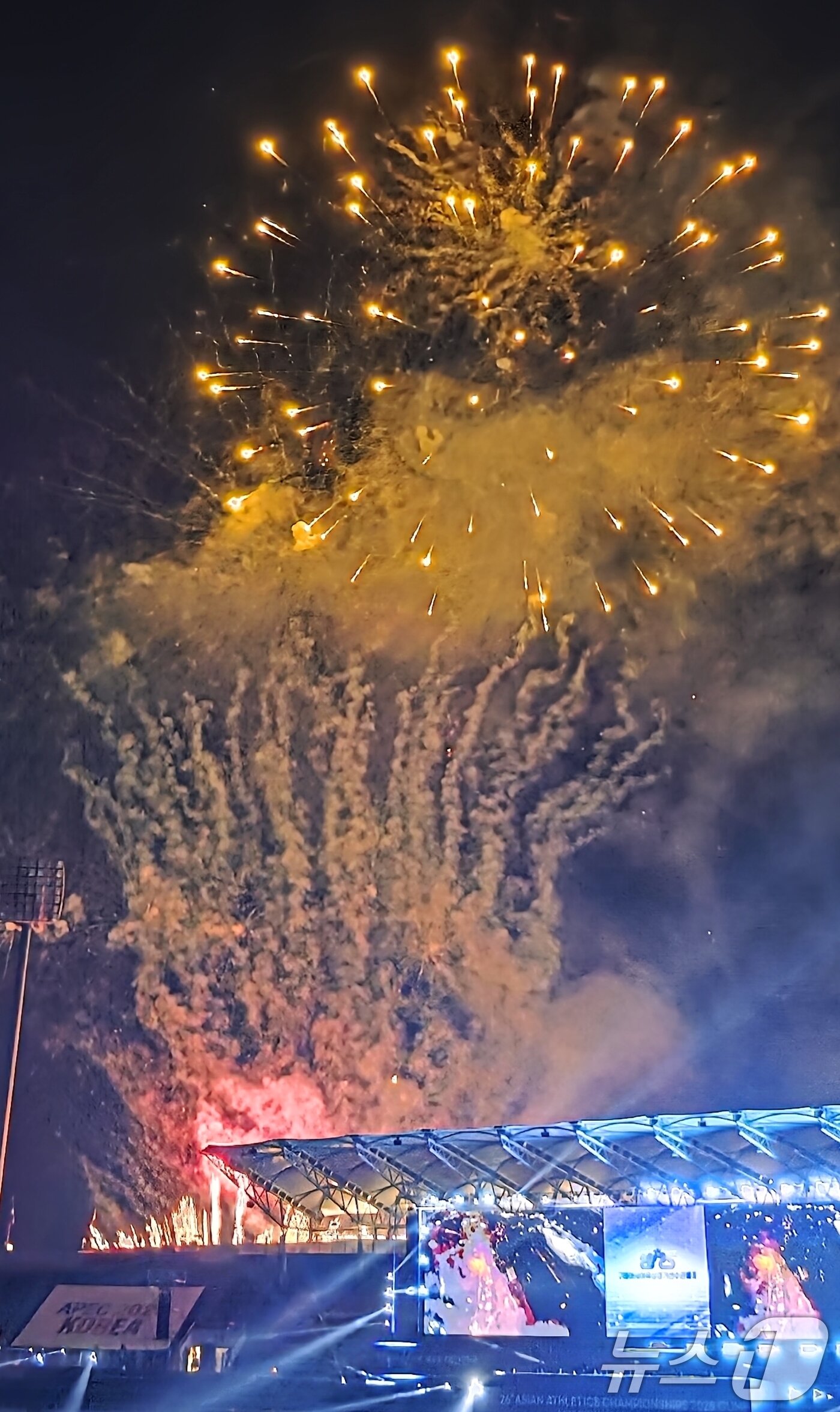 본문 이미지 - 27일 열린 아시아육상경기선수권대회 개막식에서 불꽃쇼가 펼쳐지고 있다. 43개국, 선수단 1193 명, 국제연맹 임원, 심판, 언론인 등 2000여 명이 참가해 역사상 최다 인원과 국가가 참가하는 이번 대회는 오는 31일까지 닷새간 열린다. 2025.5.27/뉴스1 ⓒ News1 정우용 기자