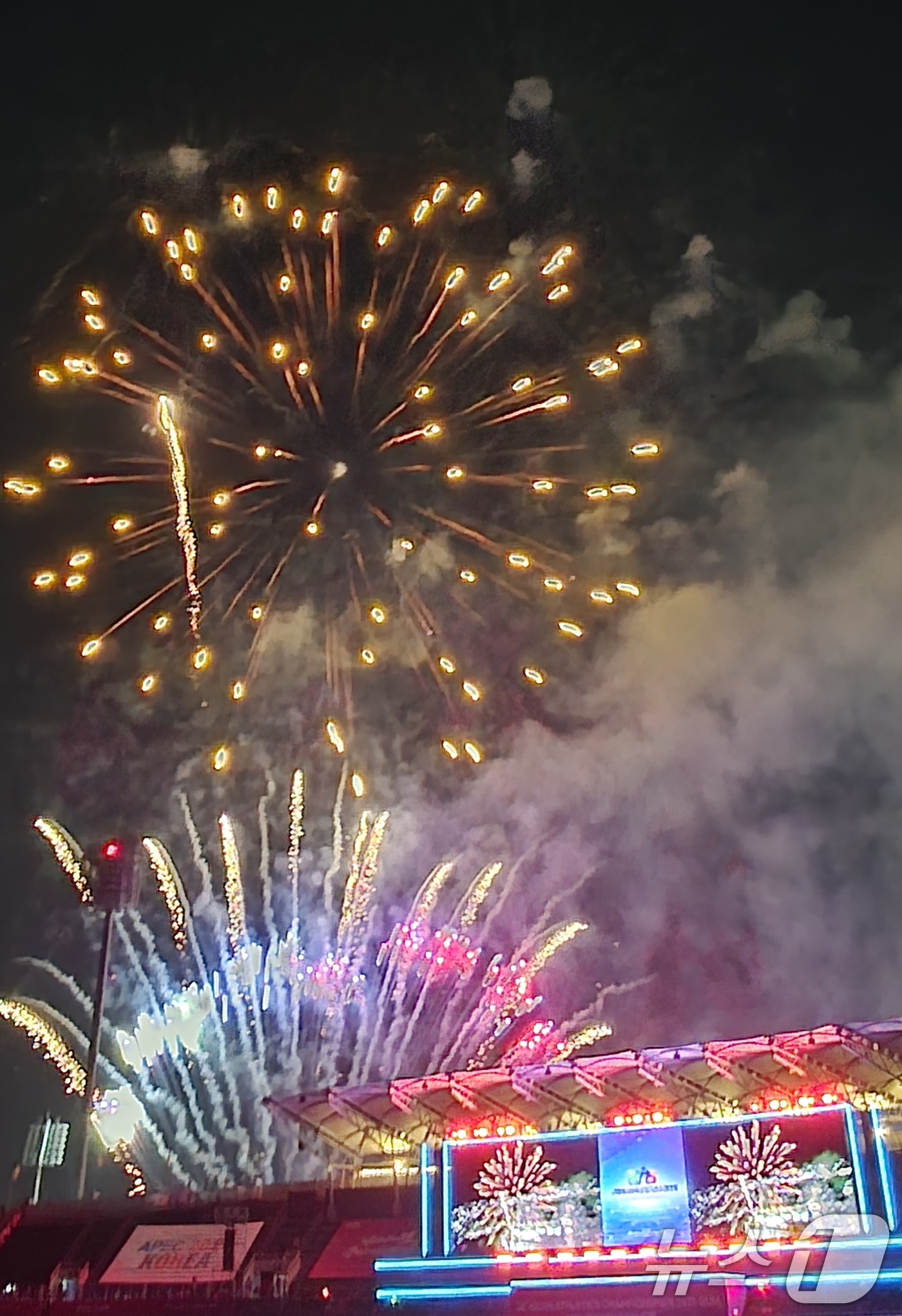 (구미=뉴스1) 정우용 기자 = 27일 열린 아시아육상경기선수권대회 개막식에서 불꽃쇼가 펼쳐지고 있다.43개국, 선수단 1193 명, 국제연맹 임원, 심판, 언론인 등 2000여 …
