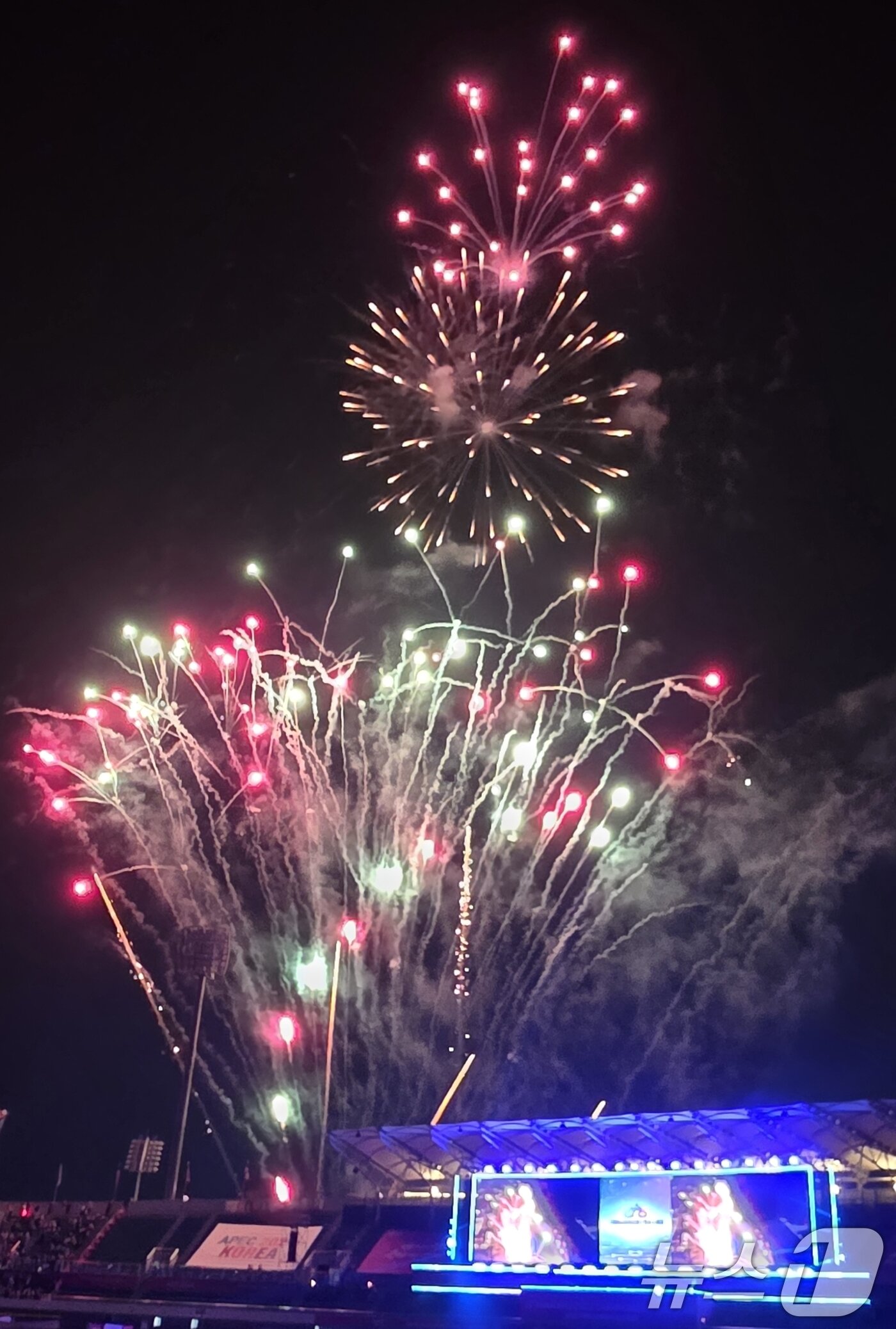 본문 이미지 - 27일 열린 아시아육상경기선수권대회 개막식에서 불꽃쇼가 펼쳐지고 있다. 43개국, 선수단 1193 명, 국제연맹 임원, 심판, 언론인 등 2000여 명이 참가해 역사상 최다 인원과 국가가 참가하는 이번 대회는 오는 31일까지 닷새간 열린다. 2025.5.27/뉴스1 ⓒ News1 정우용 기자