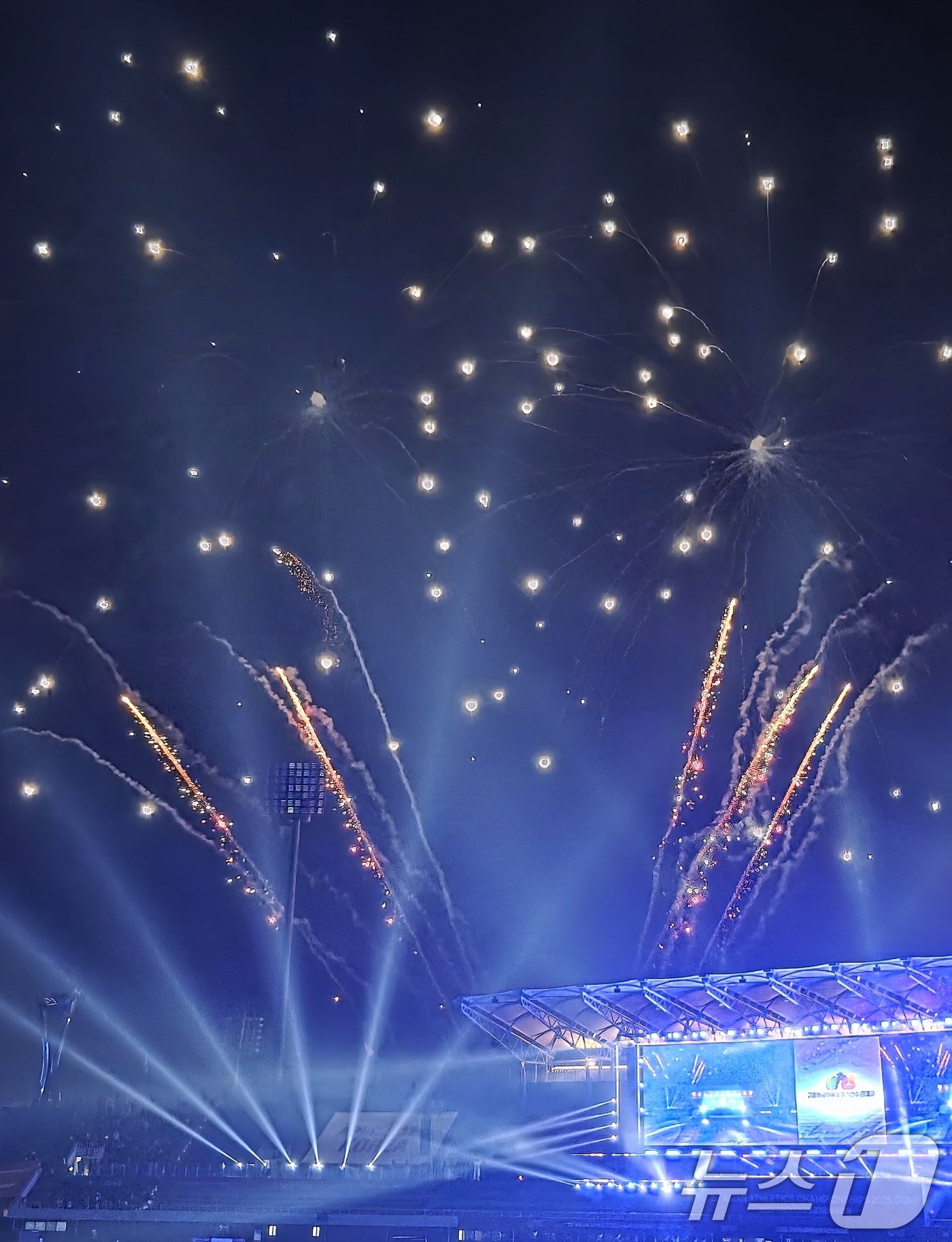 (구미=뉴스1) 정우용 기자 = 27일 열린 아시아육상경기선수권대회 개막식에서 불꽃쇼가 펼쳐지고 있다.43개국, 선수단 1193 명, 국제연맹 임원, 심판, 언론인 등 2000여 …