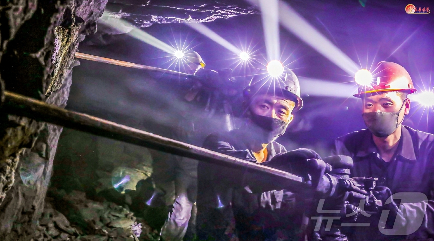 (평양 노동신문=뉴스1) = 북한 노동당 기관지 노동신문은 28일 남양탄광을 소개하고 "석탄생산에 애국의 땀을 바쳐가고 있다"라고 전했다. [국내에서만 사용가능. 재배포 금지. D …