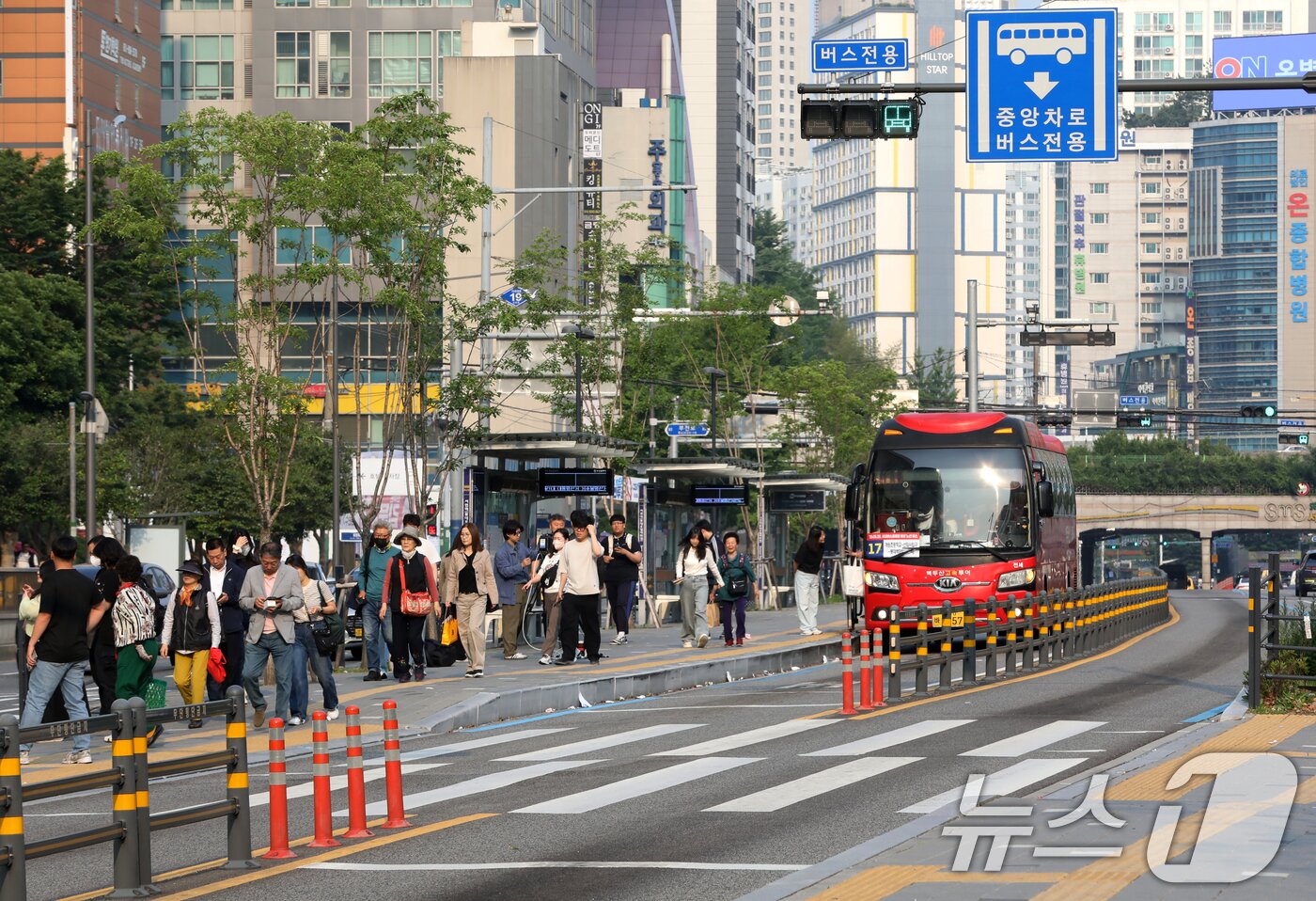 본문 이미지 - 부산 시내버스 노조가 총파업에 돌입한 28일 오전 부산 부산진구 롯데백화점 부산본점 앞 시내버스 정류장에서 시민들이 시내버스 총파업에 따른 비상 노선 버스에서 하차하고 있다.  2025.5.28/뉴스1 ⓒ News1 윤일지 기자