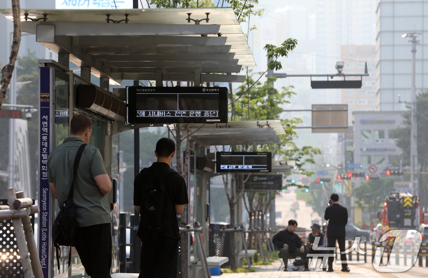 본문 이미지 - 부산 시내버스 노조가 총파업에 돌입한 28일 오전 부산 부산진구 롯데백화점 부산본점 앞 시내버스 정류장에서 시민들이 버스를 기다리고 있다.  2025.5.28/뉴스1 ⓒ News1 윤일지 기자