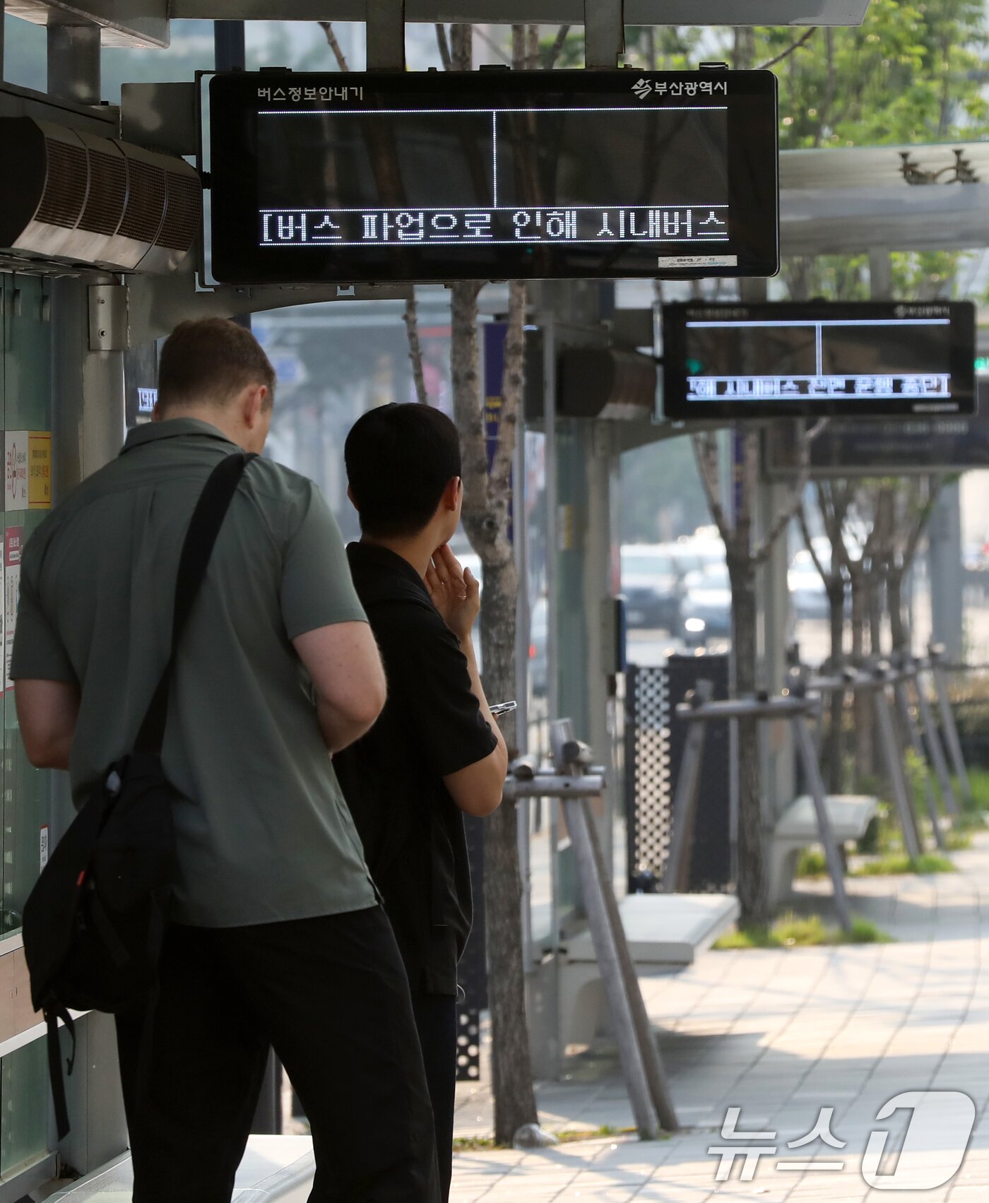 본문 이미지 - 부산 시내버스 노조가 총파업에 돌입한 28일 오전 부산 부산진구 롯데백화점 부산본점 앞 시내버스 정류장에서 시민들이 버스를 기다리고 있다.   2025.5.28/뉴스1 ⓒ News1 윤일지 기자