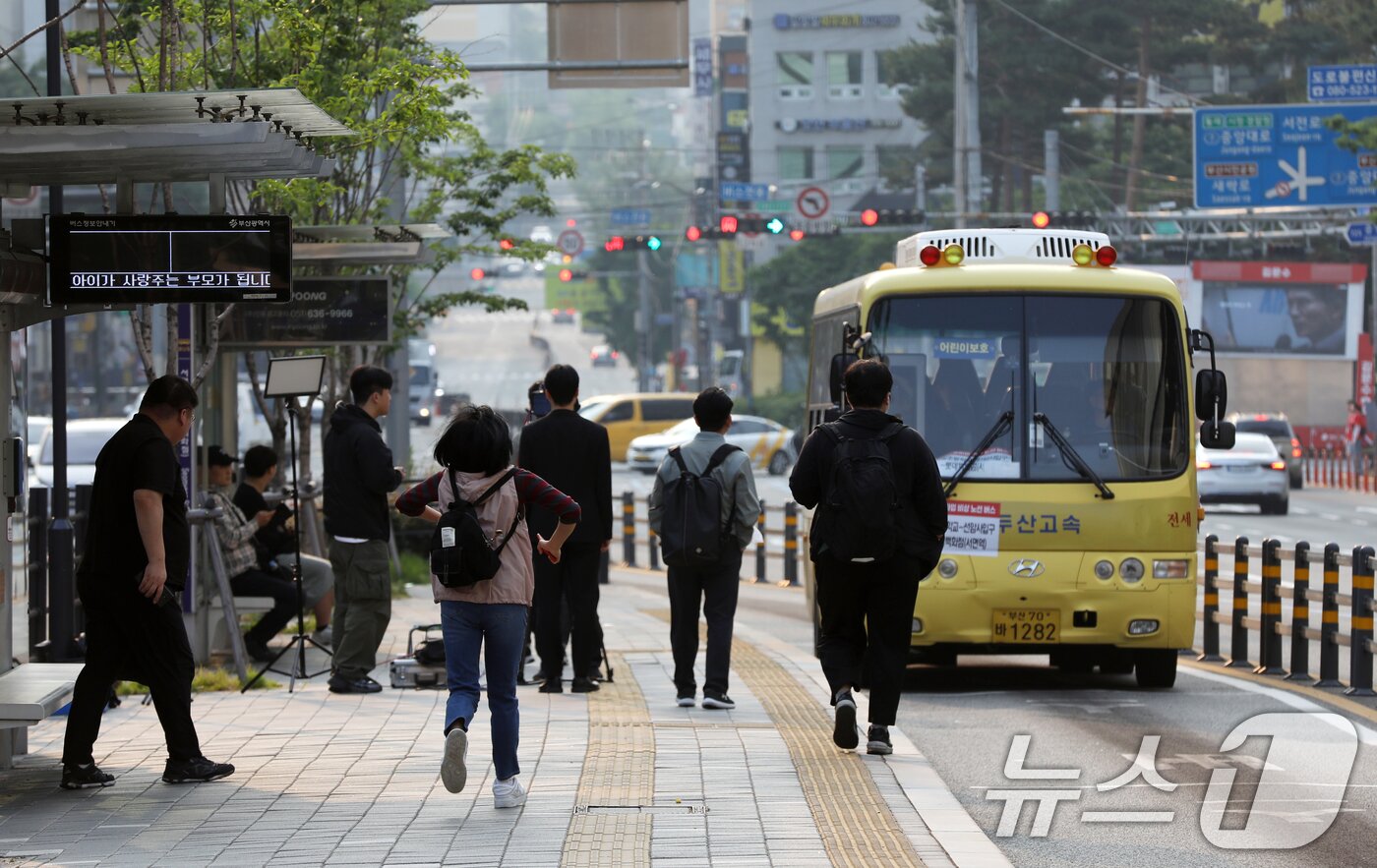 본문 이미지 - 부산 시내버스 노조가 총파업에 돌입한 28일 오전 부산 부산진구 롯데백화점 부산본점 앞 시내버스 정류장에서 시민들이 시내버스 총파업에 따른 비상 노선 버스를 타고 있다.   2025.5.28/뉴스1 ⓒ News1 윤일지 기자