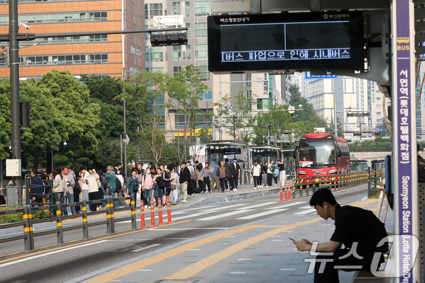 본문 이미지 - 부산 시내버스 노조가 총파업에 돌입한 28일 오전 부산 부산진구 롯데백화점 부산본점 앞 시내버스 정류장에서 시민들이 시내버스 총파업에 따른 비상 노선 버스를 타고 있다.   2025.5.28/뉴스1 ⓒ News1 윤일지 기자