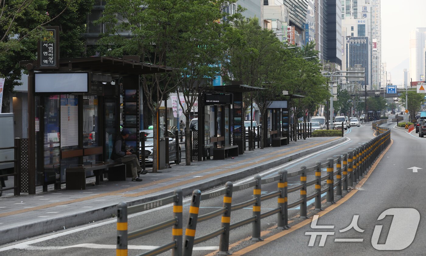 본문 이미지 - 부산 시내버스 노조가 총파업에 돌입한 28일 오전 부산 부산진구 서면역 인근 시내버스 정류장이 한산한 모습을 보이고 있다.  2025.5.28/뉴스1 ⓒ News1 윤일지 기자