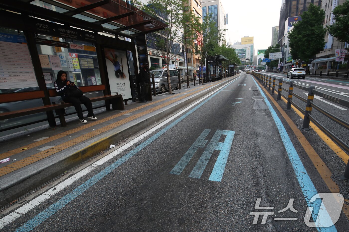 본문 이미지 - 부산 시내버스 노조가 총파업에 돌입한 28일 오전 부산 부산진구 서면역 인근 시내버스 정류장이 한산한 모습을 보이고 있다.  2025.5.28/뉴스1 ⓒ News1 윤일지 기자