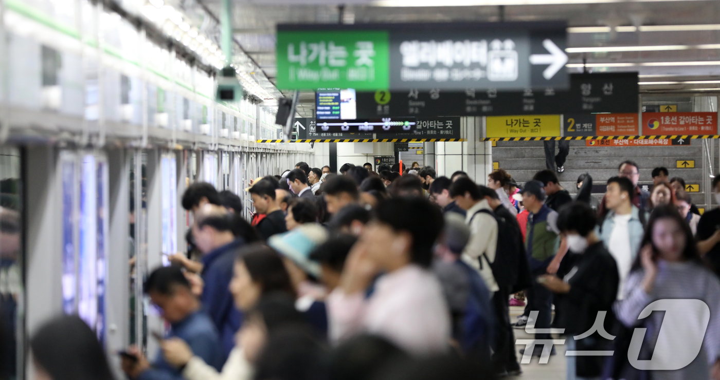 (부산=뉴스1) 윤일지 기자 = 부산 시내버스 노조가 총파업에 돌입한 28일 오전 부산 부산진구 도시철도 환승역인 서면역이 출근길 시민들로 붐비고 있다.부산 시내버스 운행이 멈춘 …