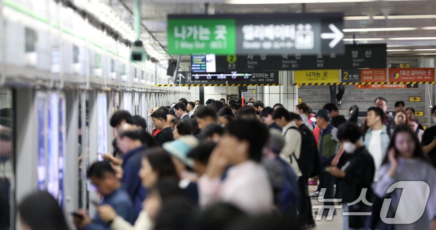 본문 이미지 - 부산 시내버스 노조가 총파업에 돌입한 28일 오전 부산 부산진구 도시철도 환승역인 서면역이 출근길 시민들로 붐비고 있다.  2025.5.28/뉴스1 ⓒ News1 윤일지 기자