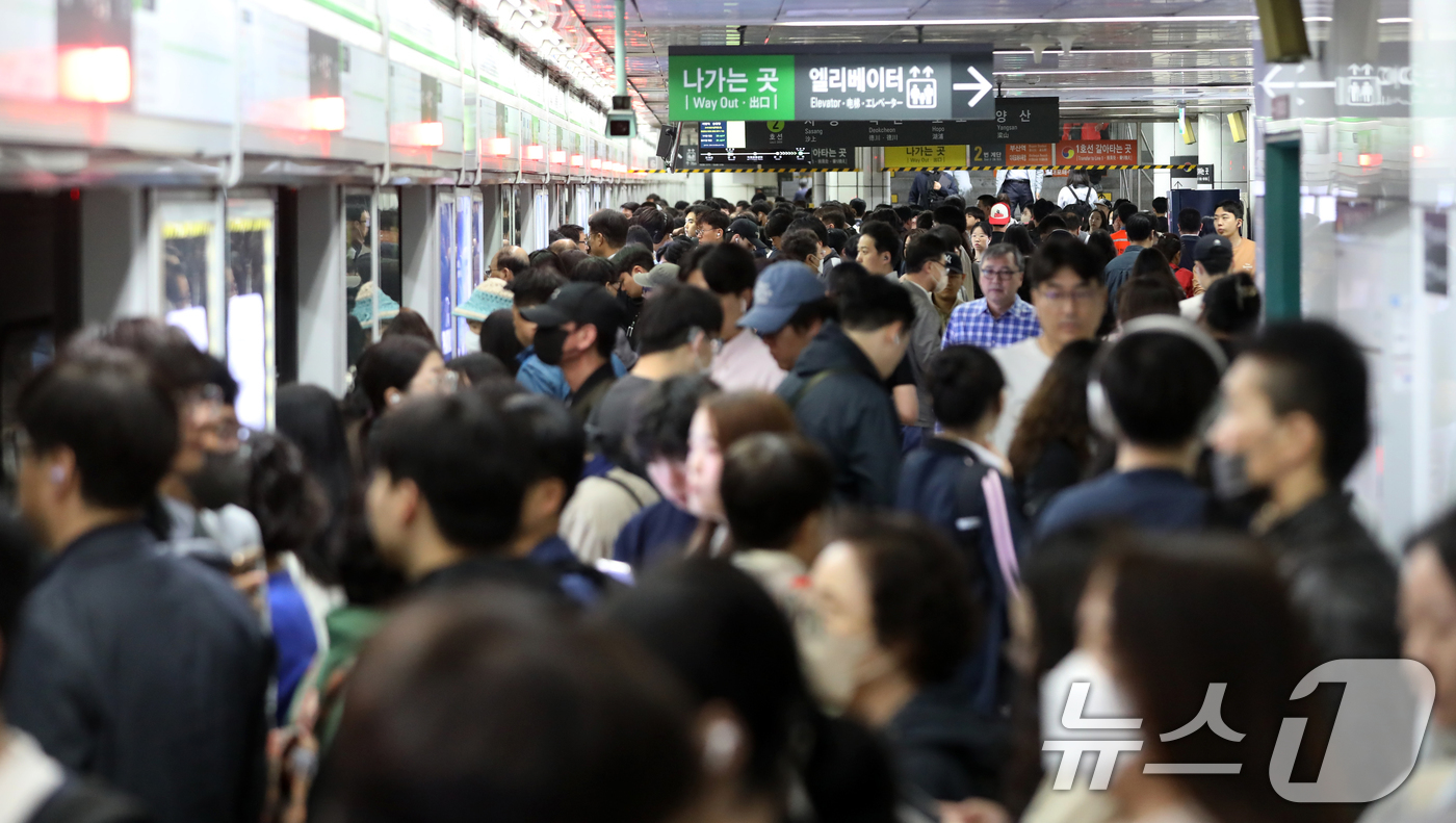 (부산=뉴스1) 윤일지 기자 = 부산 시내버스 노조가 총파업에 돌입한 28일 오전 부산 부산진구 도시철도 환승역인 서면역이 출근길 시민들로 붐비고 있다.부산 시내버스 운행이 멈춘 …