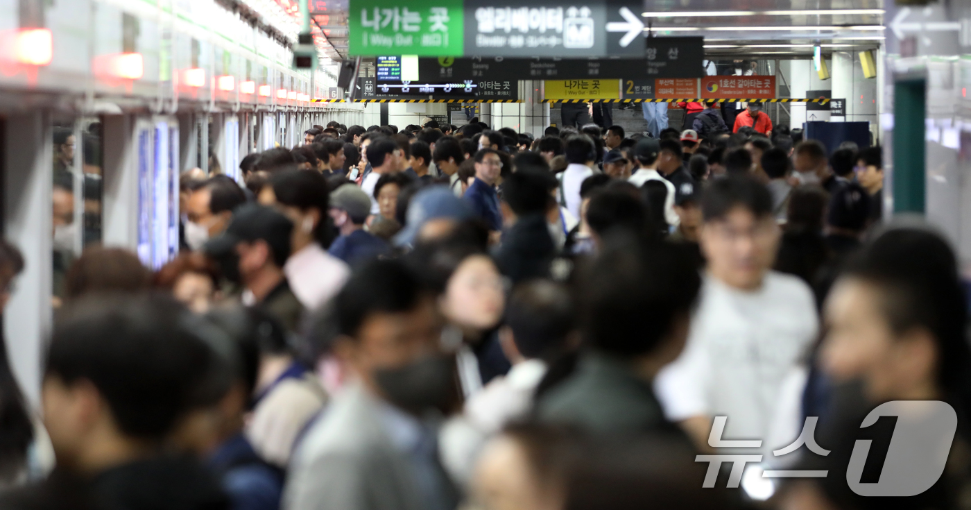 (부산=뉴스1) 윤일지 기자 = 부산 시내버스 노조가 총파업에 돌입한 28일 오전 부산 부산진구 도시철도 환승역인 서면역이 출근길 시민들로 붐비고 있다.부산 시내버스 운행이 멈춘 …