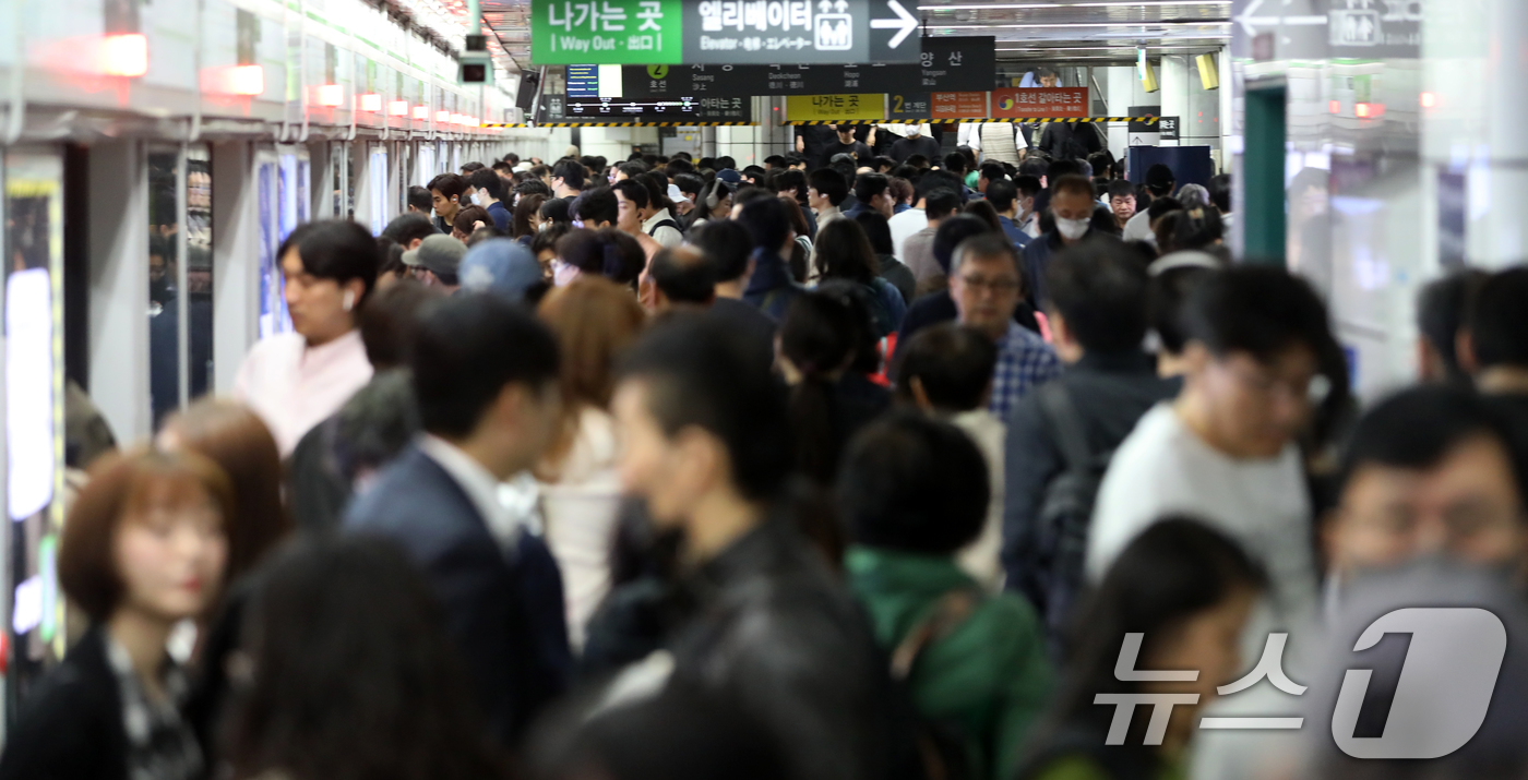 (부산=뉴스1) 윤일지 기자 = 부산 시내버스 노조가 총파업에 돌입한 28일 오전 부산 부산진구 도시철도 환승역인 서면역이 출근길 시민들로 붐비고 있다.부산 시내버스 운행이 멈춘 …