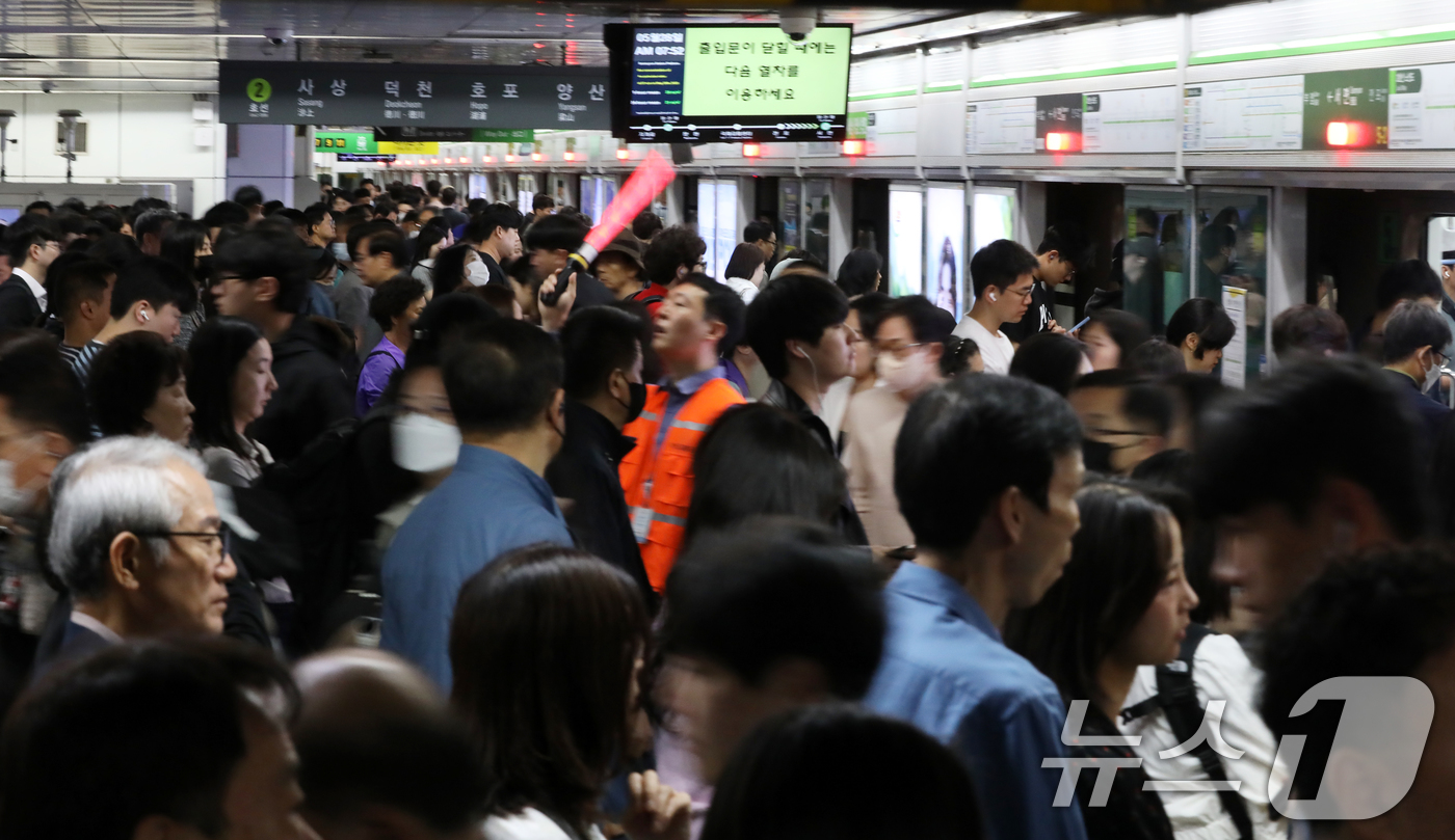 (부산=뉴스1) 윤일지 기자 = 부산 시내버스 노조가 총파업에 돌입한 28일 오전 부산 부산진구 도시철도 환승역인 서면역이 출근길 시민들로 붐비는 가운데 부산교통공사 안전관리요원이 …