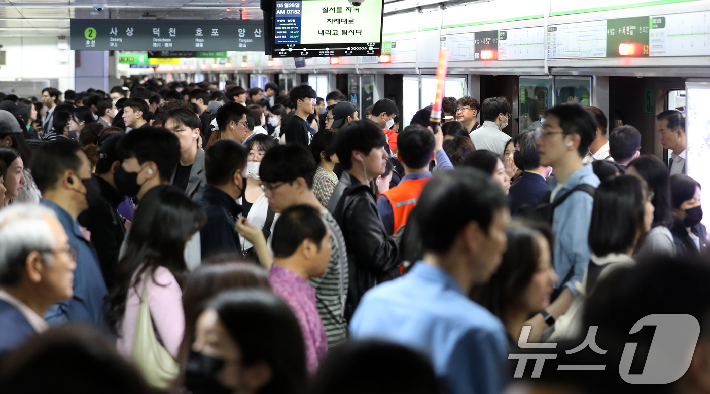 (부산=뉴스1) 윤일지 기자 = 부산 시내버스 노조가 총파업에 돌입한 28일 오전 부산 부산진구 도시철도 환승역인 서면역이 출근길 시민들로 붐비는 가운데 부산교통공사 안전관리요원이 …