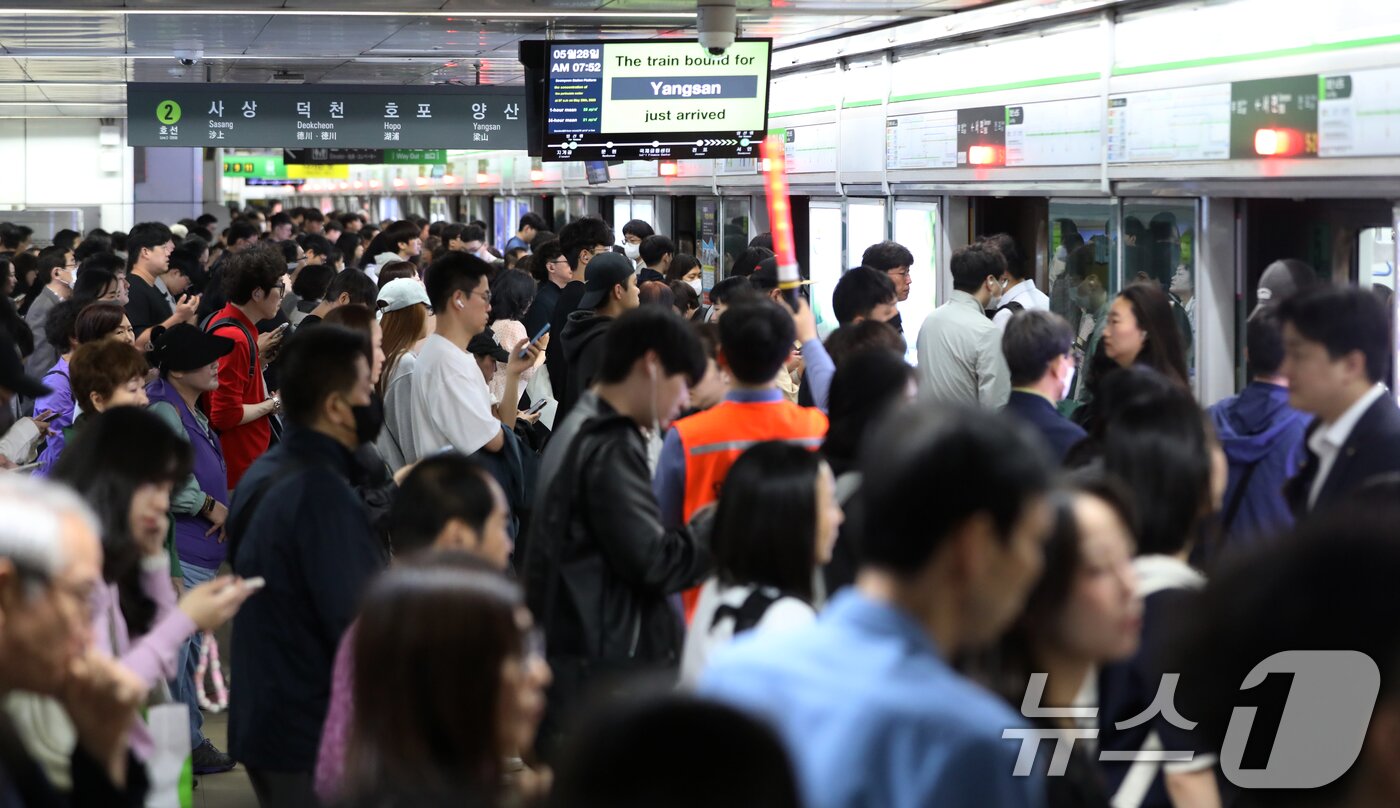 본문 이미지 - 부산 시내버스 노조가 총파업에 돌입한 28일 오전 부산 부산진구 도시철도 환승역인 서면역이 출근길 시민들로 붐비는 가운데 부산교통공사 안전관리요원이 시민들을 안내하고 있다.  2025.5.28/뉴스1 ⓒ News1 윤일지 기자