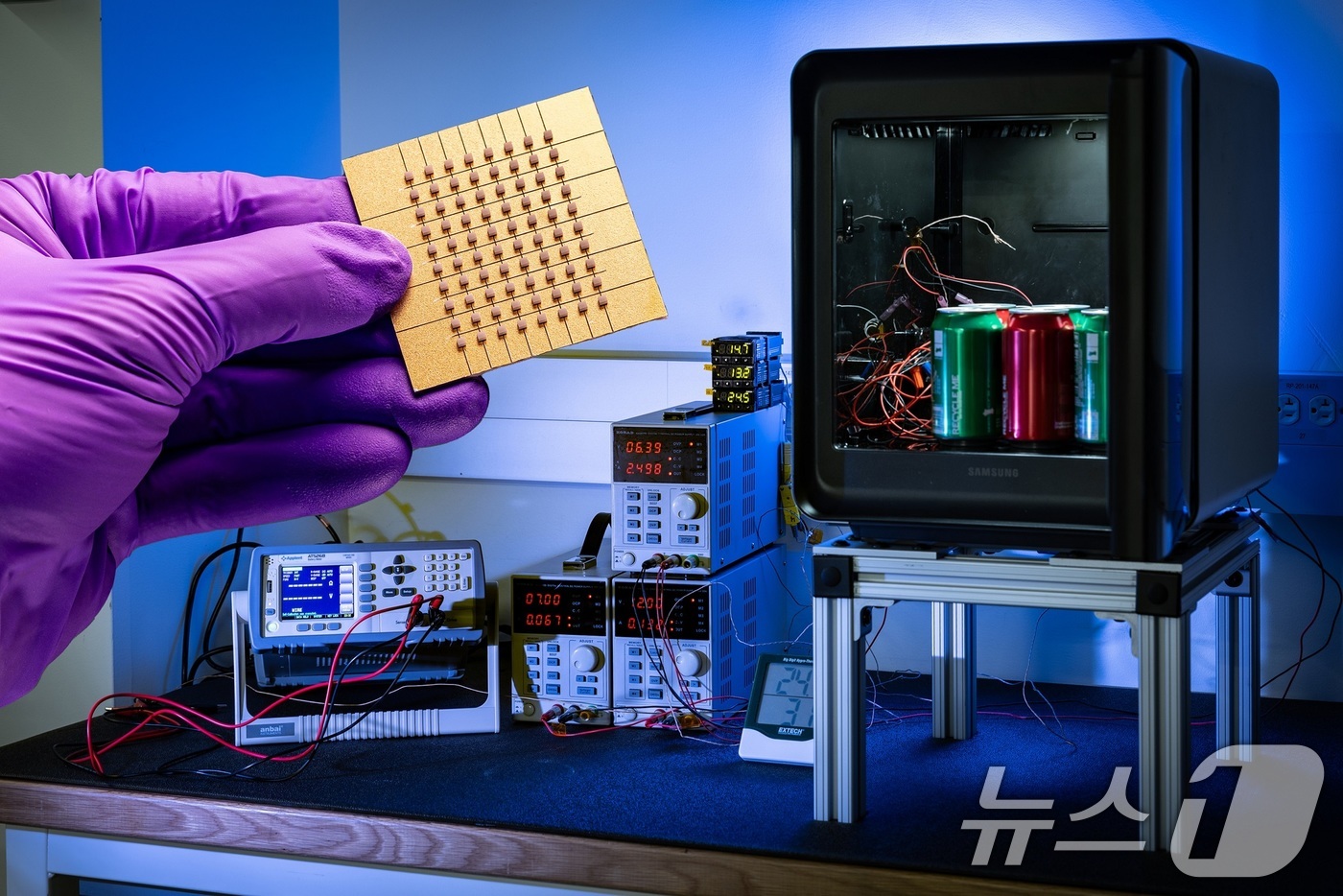 (서울=뉴스1) = 삼성전자는 존스홉킨스대학교 응용물리학연구소와 산학협력을 통해 진행한 '차세대 펠티어 냉각 기술' 연구 논문이 세계적인 학술지 '네이처 커뮤니케이션스'에 게재됐다 …