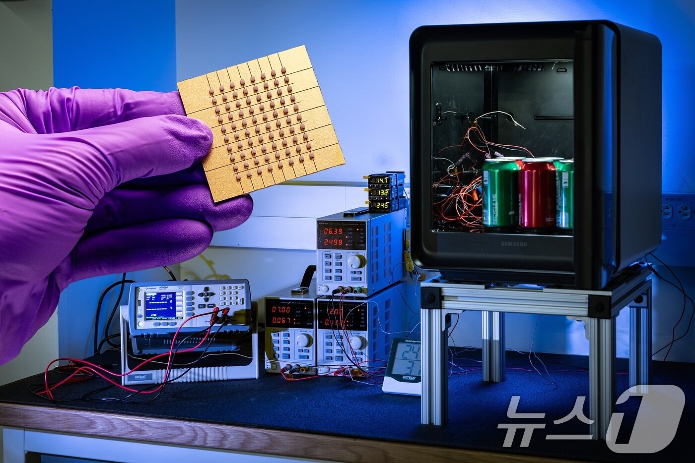 본문 이미지 - 삼성전자는 존스홉킨스대학교 응용물리학연구소와 산학협력을 통해 진행한 '차세대 펠티어 냉각 기술' 연구 논문이 세계적인 학술지 '네이처 커뮤니케이션스'에 게재됐다고 28일 밝혔다. 사진은 삼성전자와 존스홉킨스대학 연구팀이 개발한 나노 박막 펠티어 소자와 고효율 펠티어 냉장고 모습. (삼성전자 제공. 재판매 및 DB 금지) 2025.5.28/뉴스1
