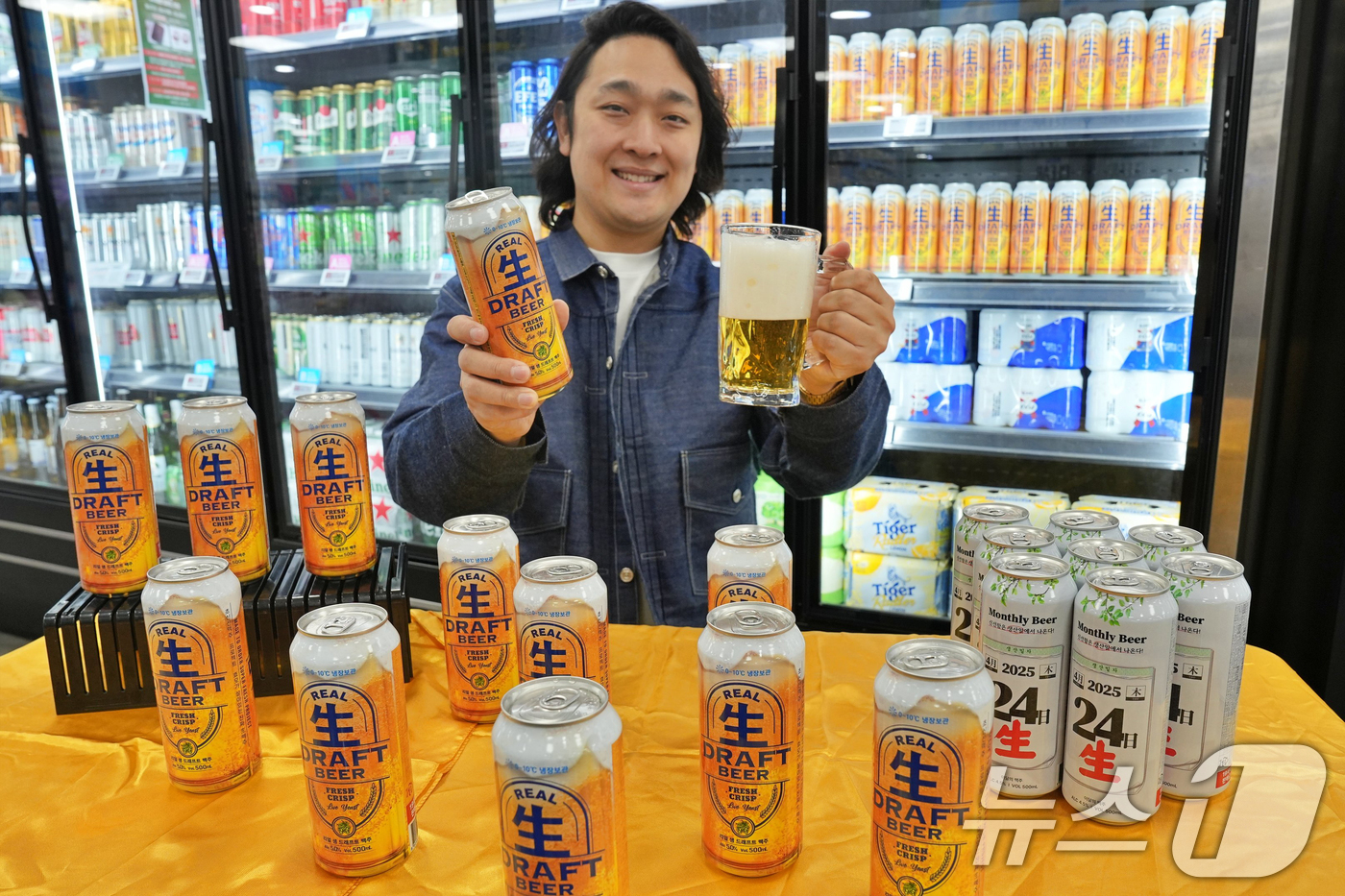 (서울=뉴스1) = 롯데마트가 초신선 캔맥주 ‘리얼 生드래프트 맥주(500mL)’를 전 점에서 유통사 단독으로 판매한다.‘리얼 生드래프트 맥주’는 일반 맥주 제조 과정에서 거치는 …