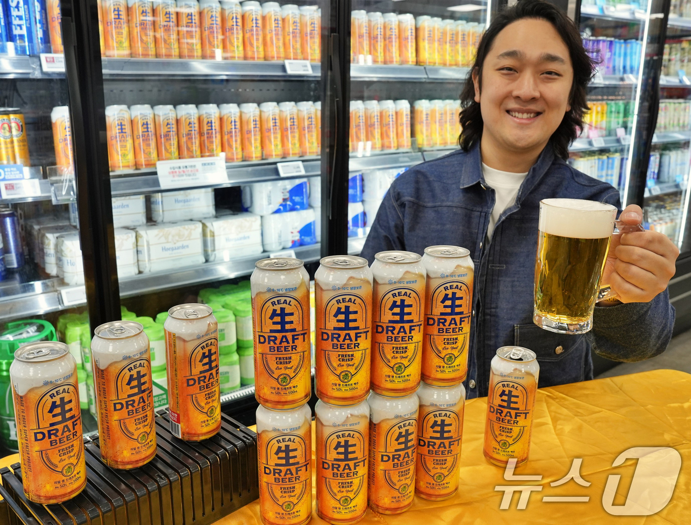 (서울=뉴스1) = 롯데마트가 초신선 캔맥주 ‘리얼 生드래프트 맥주(500mL)’를 전 점에서 유통사 단독으로 판매한다.‘리얼 生드래프트 맥주’는 일반 맥주 제조 과정에서 거치는 …